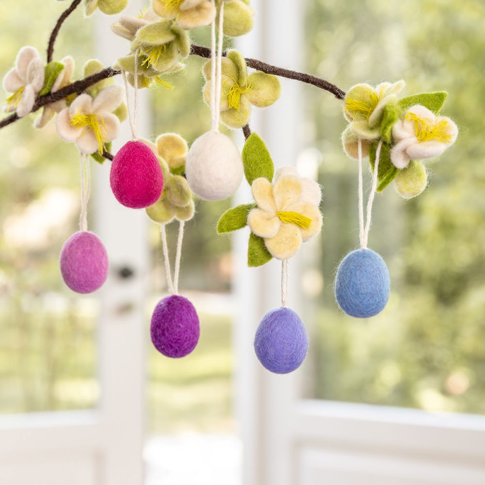 Lente-sfeer met handgemaakte decoratie-eieren