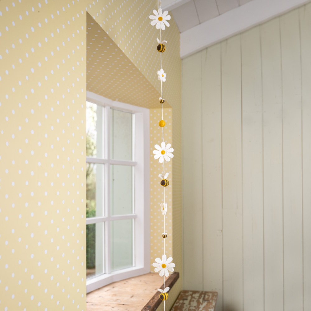 Felt garland daisies
