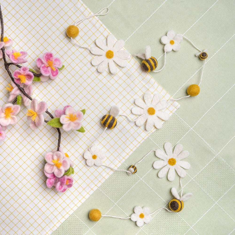 Felt garland daisies