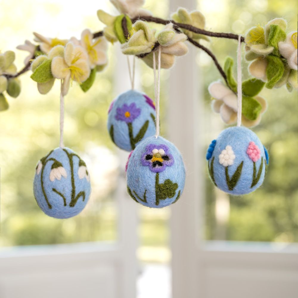 Vilten paaseieren hangend aan een tak als vrolijke lente- en paasdecoratie