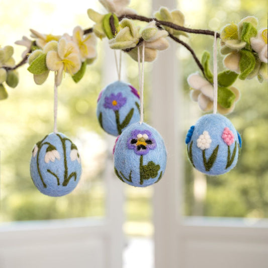 Vilten paaseieren hangend aan een tak als vrolijke lente- en paasdecoratie