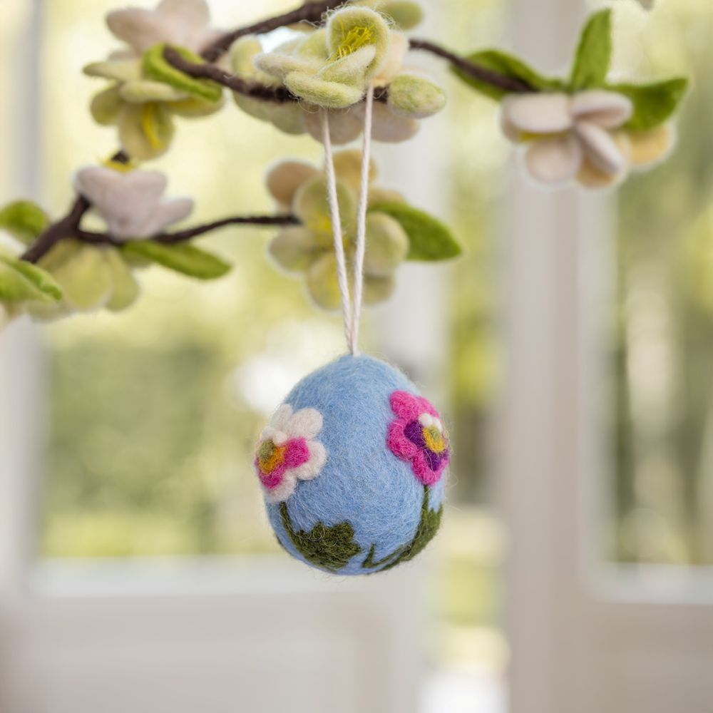 Handgemaakt vilten paasei met geborduurde druifjes en viooltjes