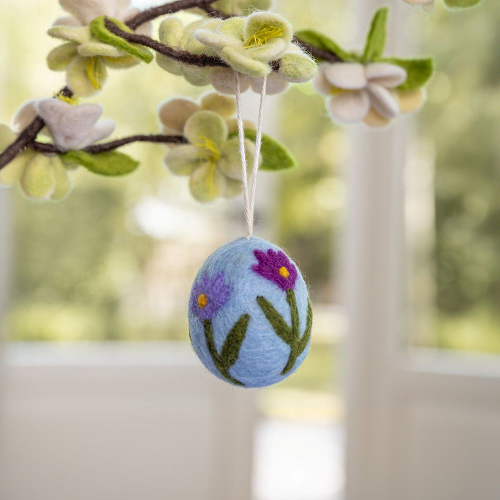 Vilten paasei met geborduurde krokusjes in pastelkleuren