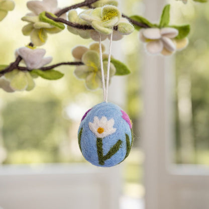 Vilten paasei met geborduurde krokusjes in pastelkleuren