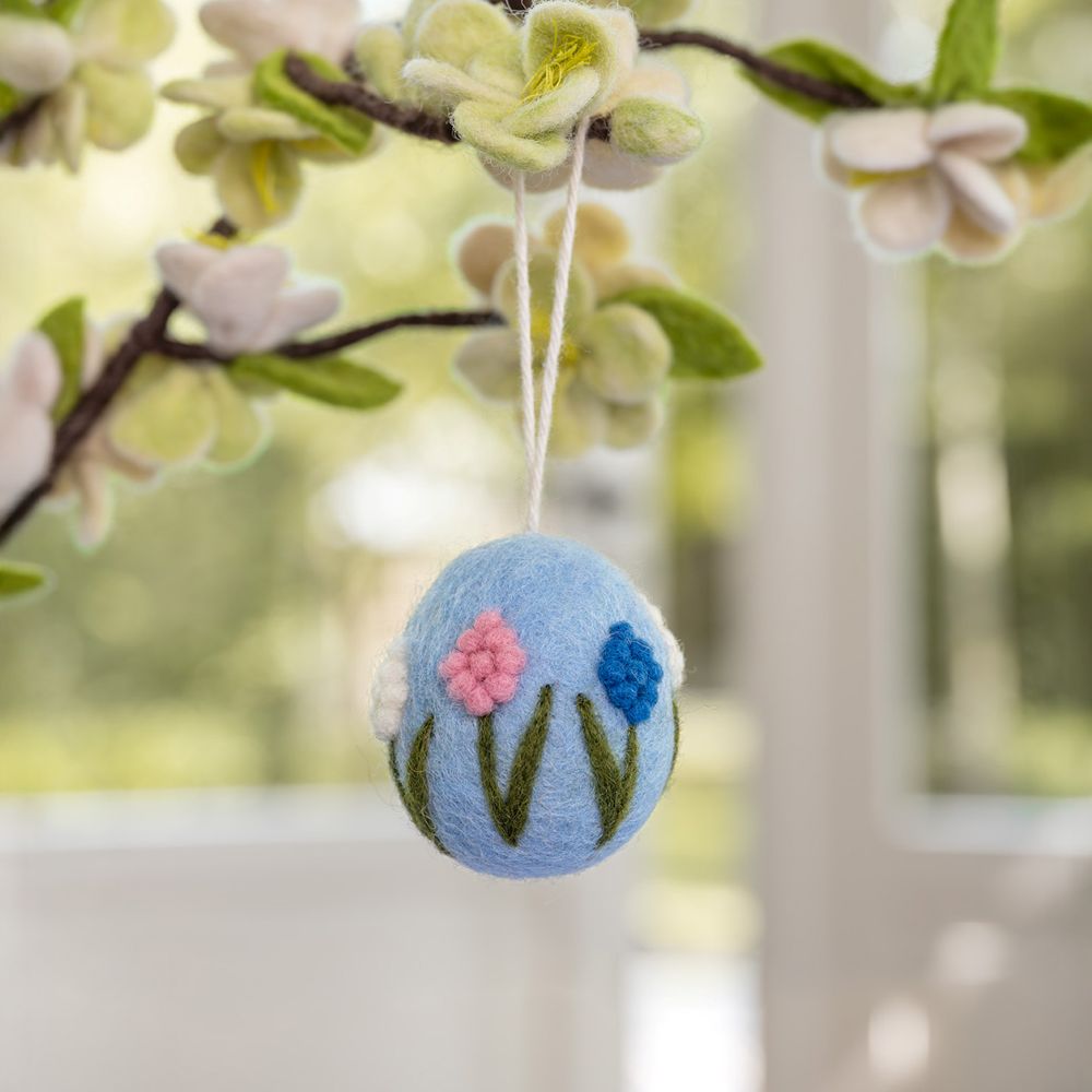 Vilten paaseieren hangend aan een tak als vrolijke lente- en paasdecoratie