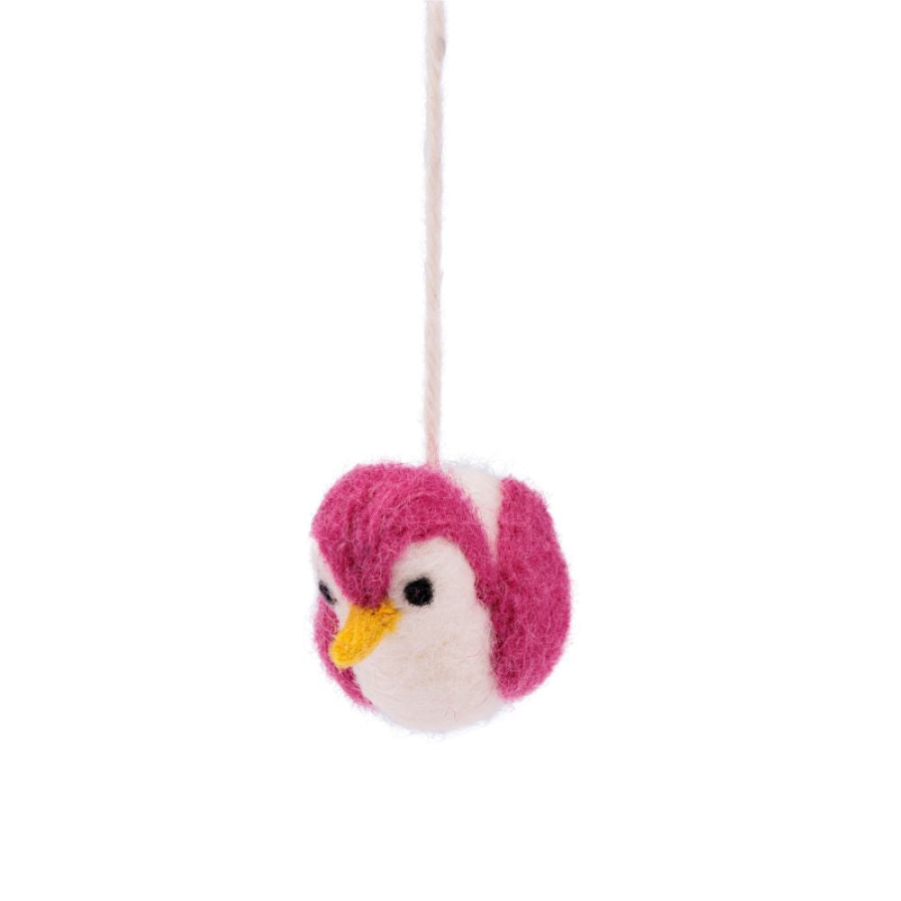 Vilten vogeltje in fuchsia met vrolijke vorm en zachte vacht