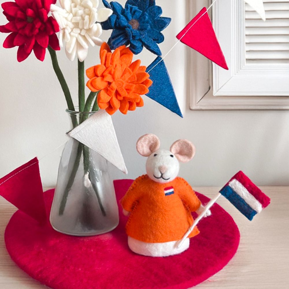 Oranje Voetbaldecoratie van Wolvilt – Handgemaakt & Duurzaam
