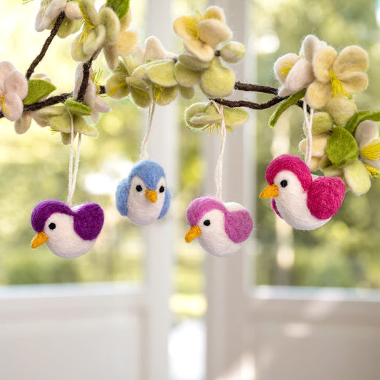 Set van vier vilten vogeltjes in zachte violettinten, ideaal voor lente en Pasen