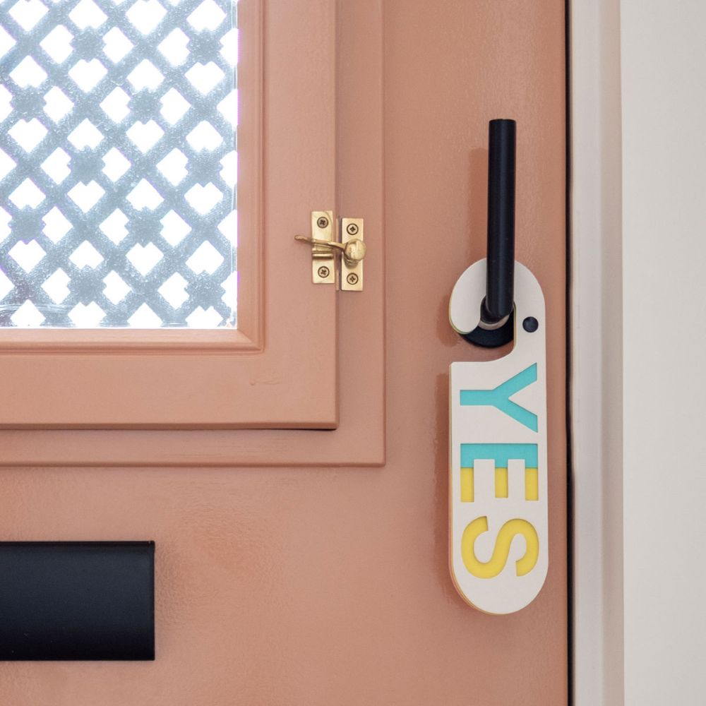 PUKI WUKI Yes No deurhanger van duurzaam Nederlands karton, expressief design voor kunst- en designliefhebbers