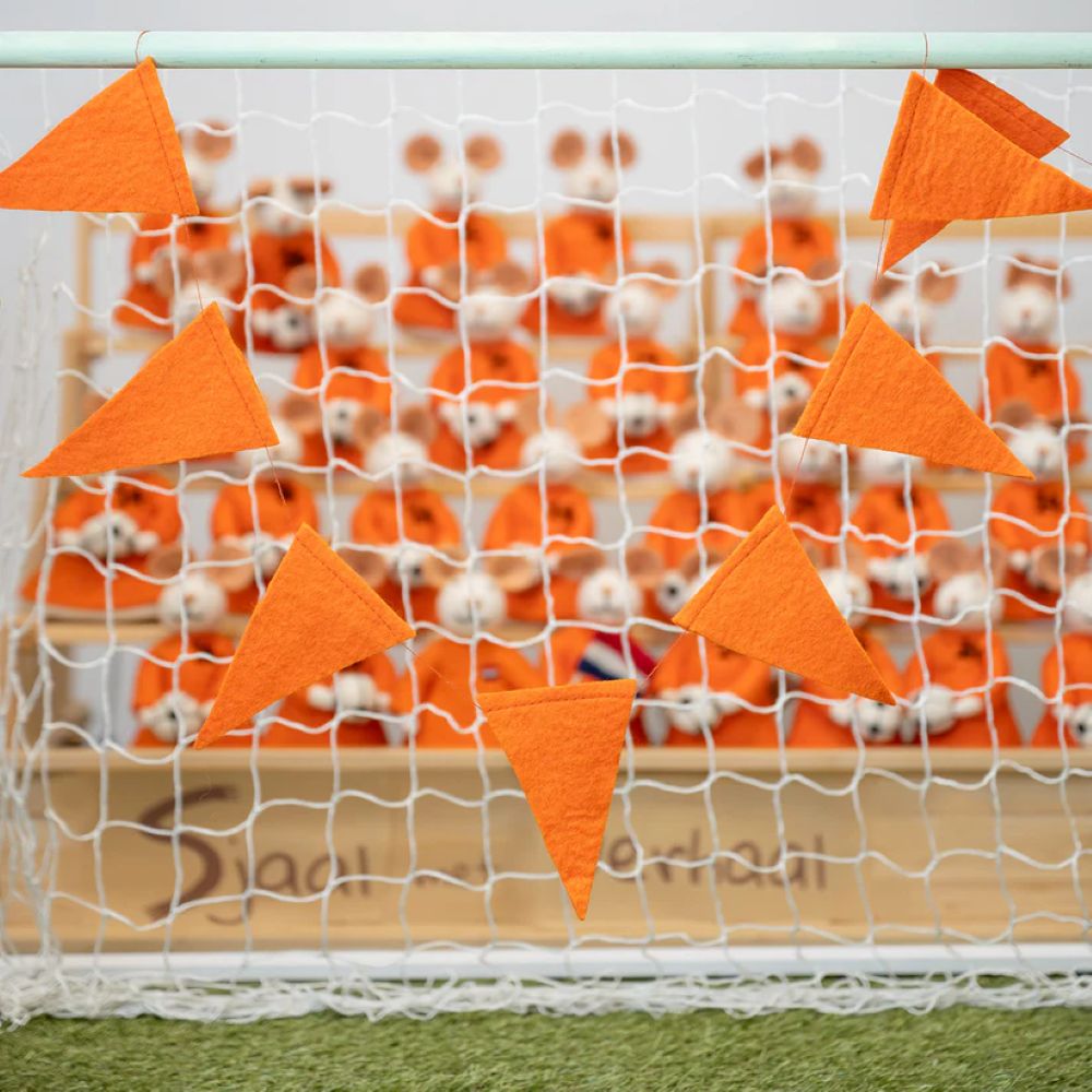 Oranje Voetbaldecoratie van Wolvilt – Handgemaakt & Duurzaam