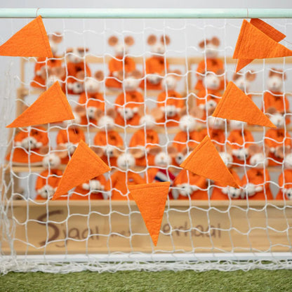 Oranje Voetbaldecoratie van Wolvilt – Handgemaakt & Duurzaam